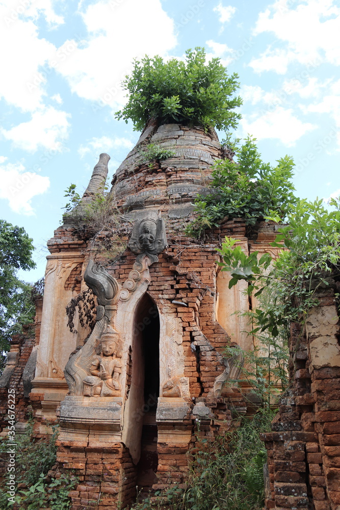 Stupa en ruine, Shwe In Dein au lac Inle, Myanmar Stupa en ruine, Shwe In Dein au lac Inle, Myanmar