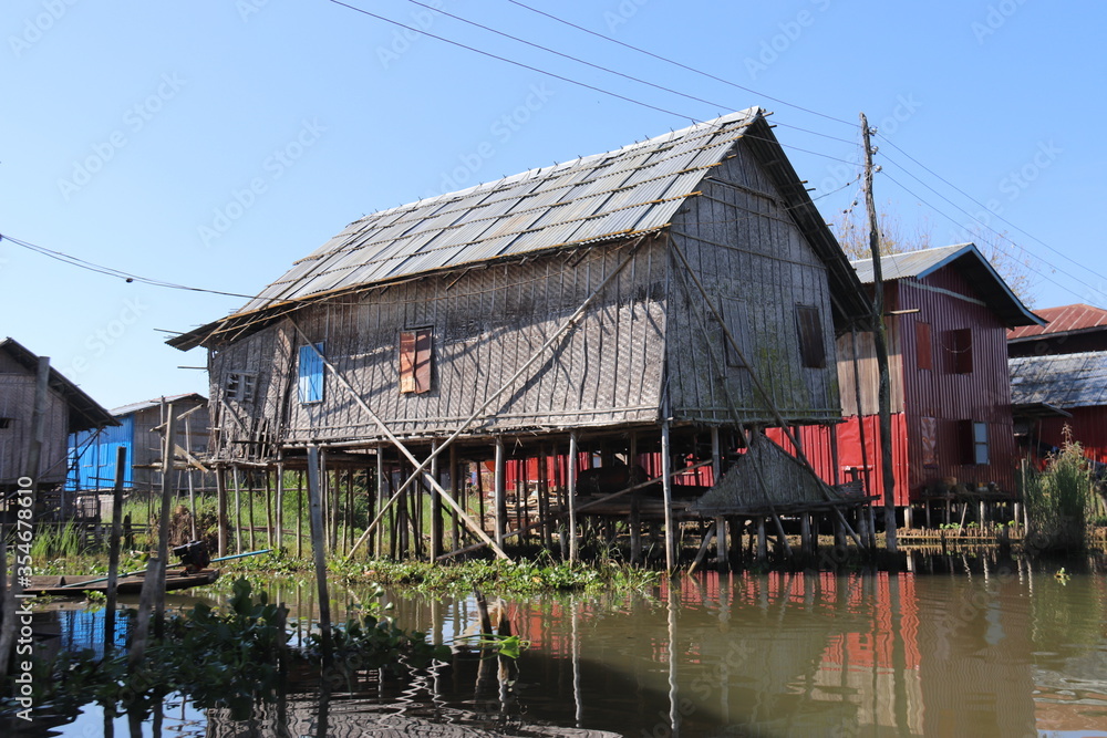Village flottant sur le lac Inle, Myanmar