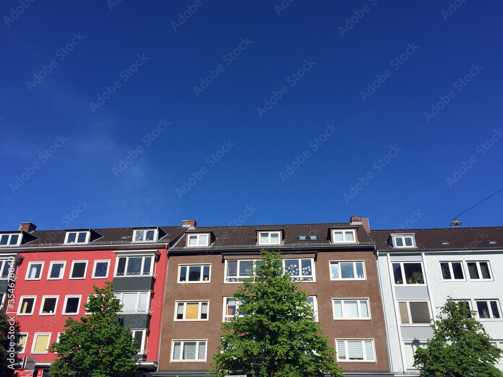Fototapeta premium Mehrfamilien Hausfront vor blauem Himmel