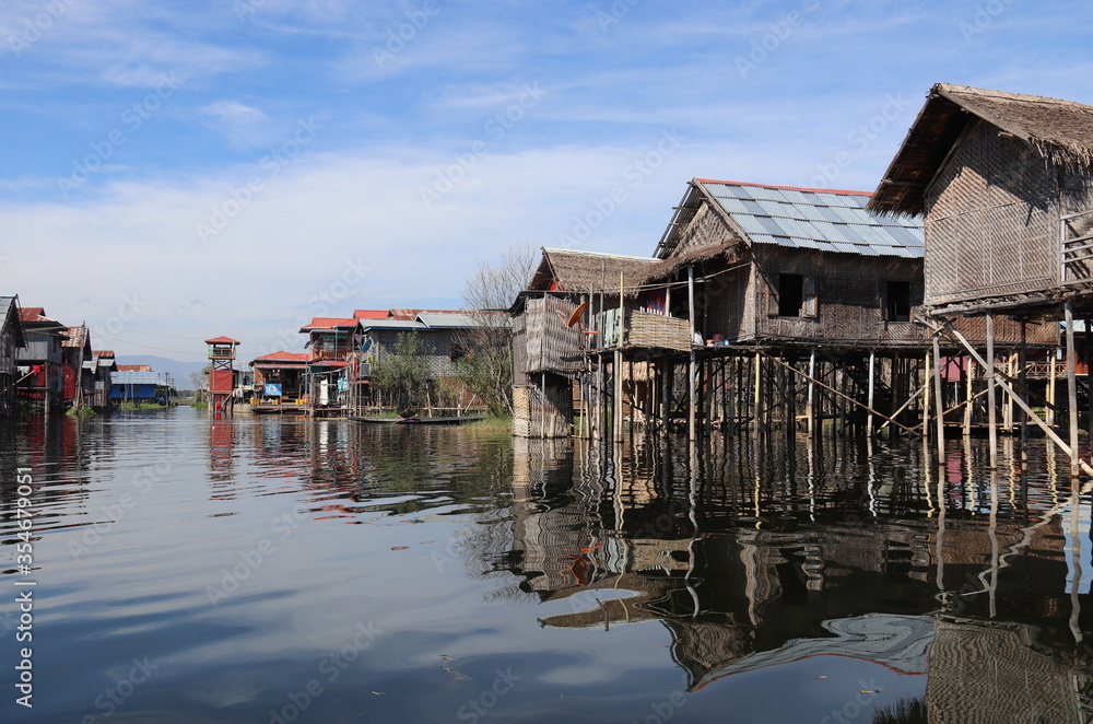 Fototapeta premium Village flottant au lac Inle, Myanmar