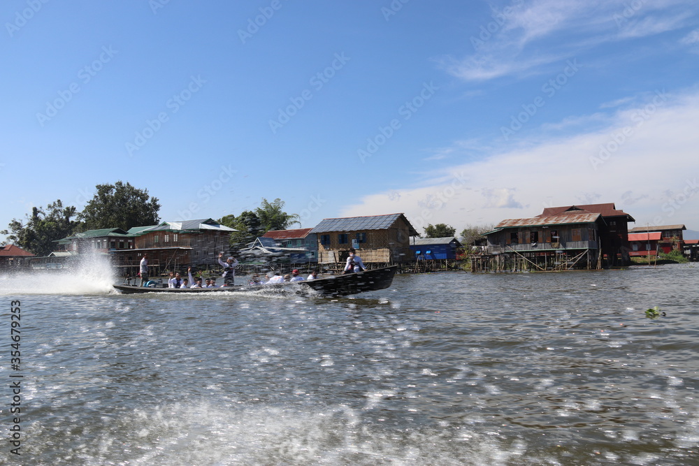 Village flottant au lac Inle, Myanmar Village flottant au lac Inle, Myanmar