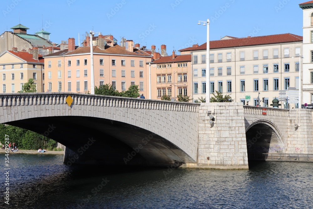 Fototapeta premium Le pont Bonaparte sur la rivière Saône à Lyon, ville de Lyon, département du Rhône, France