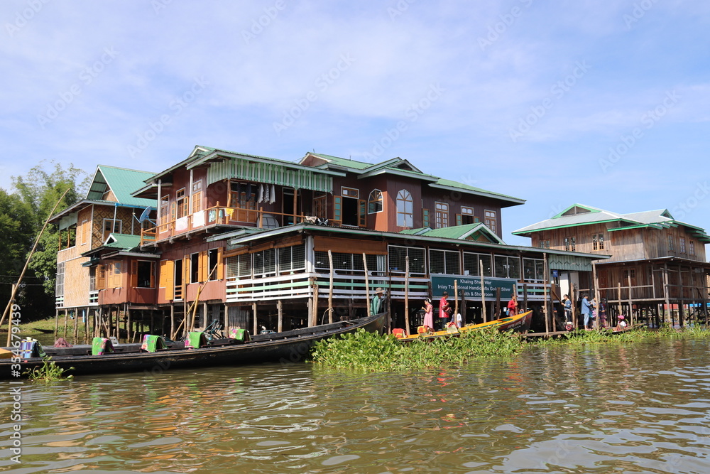 Port d'un village flottant sur le lac Inle, Myanmar Port d'un village flottant sur le lac Inle, Myanmar