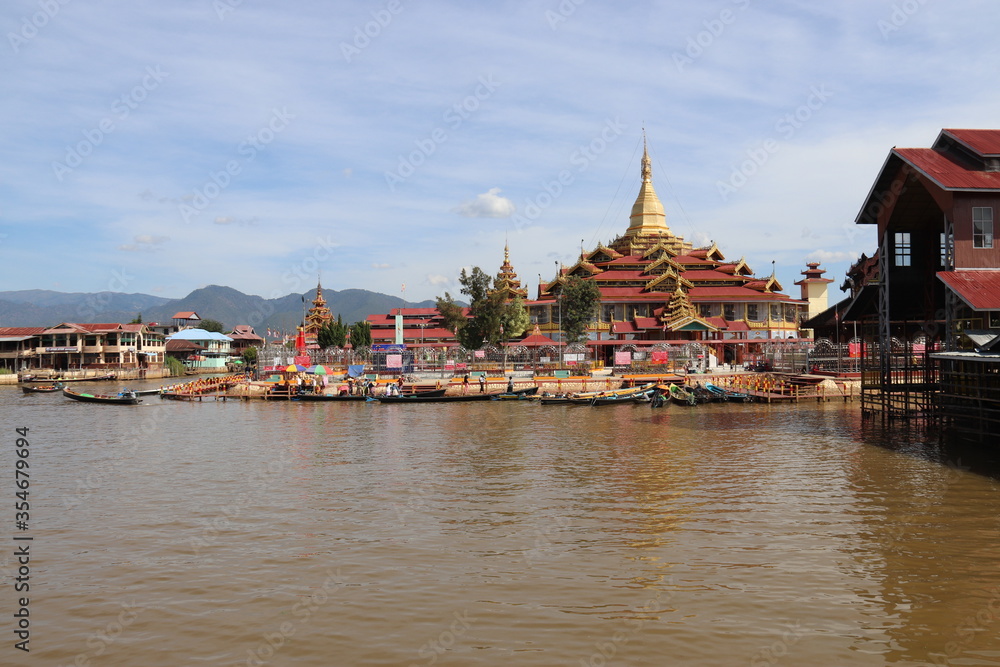 Pagode Hpaung Daw U au lac Inle, Myanmar Pagode Hpaung Daw U au lac Inle, Myanmar