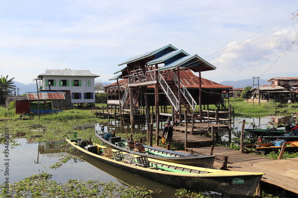Port du temple Shwe Yaunghwe Kyaung au lac Inle, Myanmar Port du temple Shwe Yaunghwe Kyaung au lac Inle, Myanmar