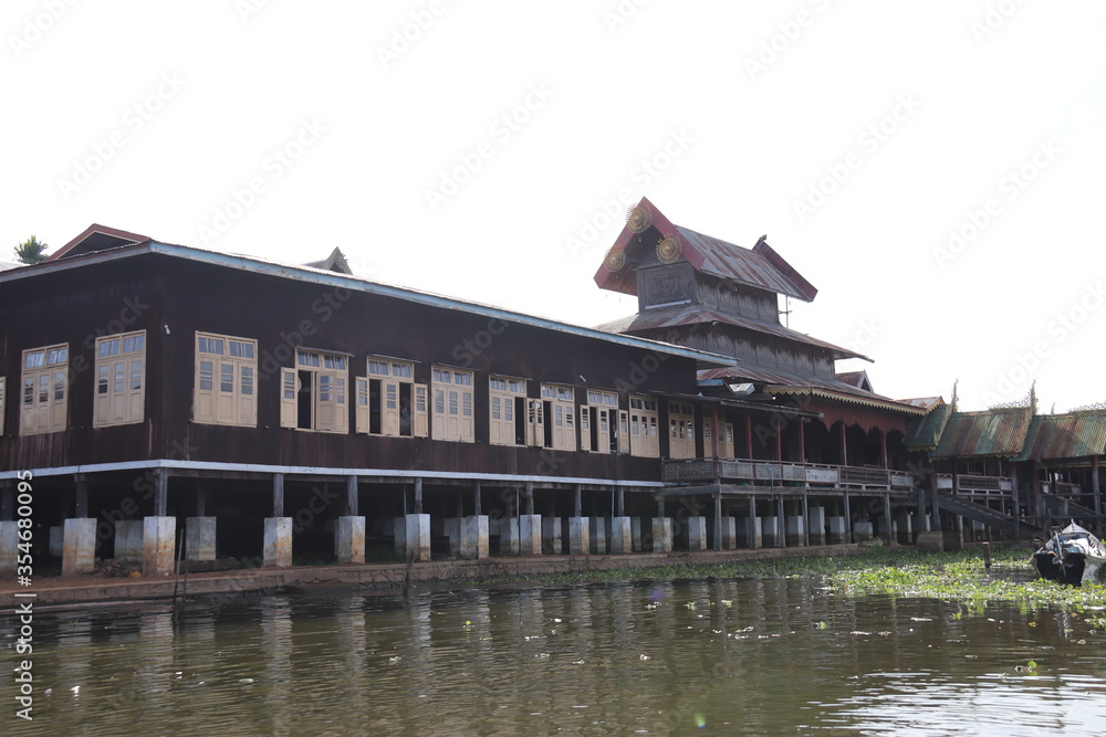 Fototapeta premium Temple Shwe Yaunghwe Kyaung au lac Inle, Myanmar