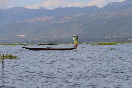 Pêcheur au lac Inle, Myanmar	 photo