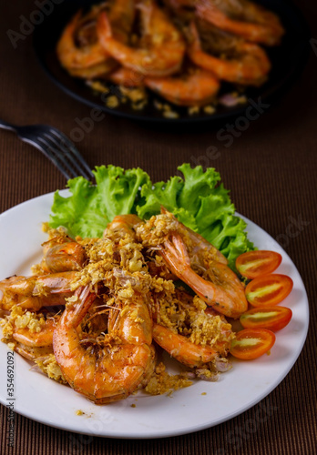 Fried shrimp with garlic