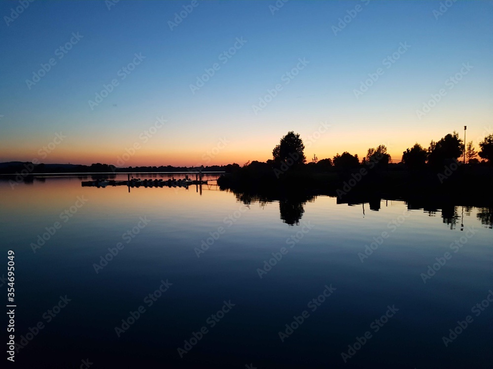 Fototapeta premium Der Altmühlsee bei Muhr am See im Sonnenuntergang. Fotos aufgenommen mit der Canon EOS 1200d mit Tamron Objektiv.