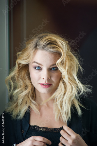 Tableau sur toile Pretty blonde with blue eyes and wavy hair