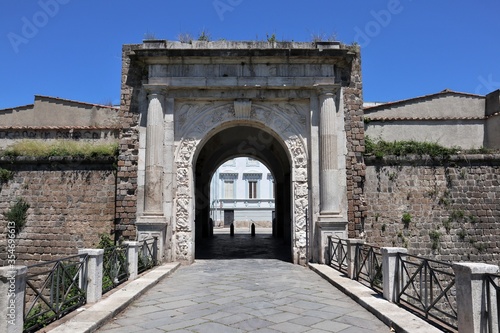 Tableau sur toile Capua - Porta Napoli dal ponte sul fossato