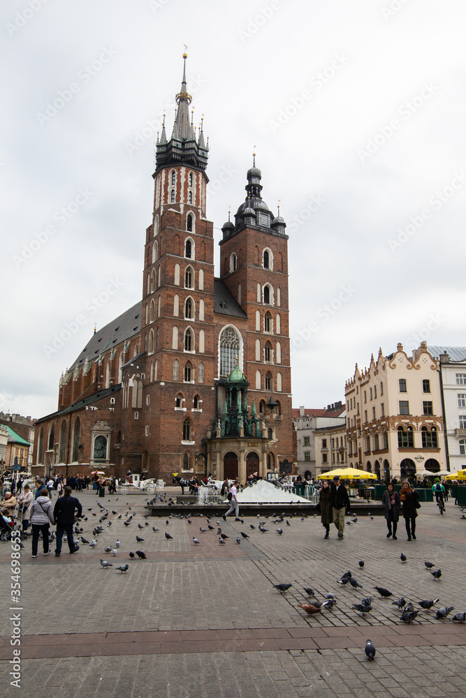 Obraz premium Saint Mary Church at main Market Square in Krakow, Poland