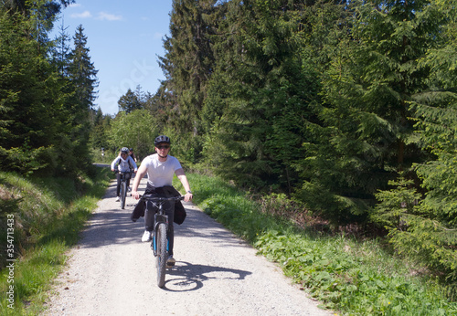 Sportlicher Familienausflug mit Fahrradtour in der Natur 