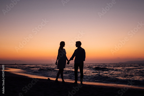 Paar am Meer im Sonnenuntergang