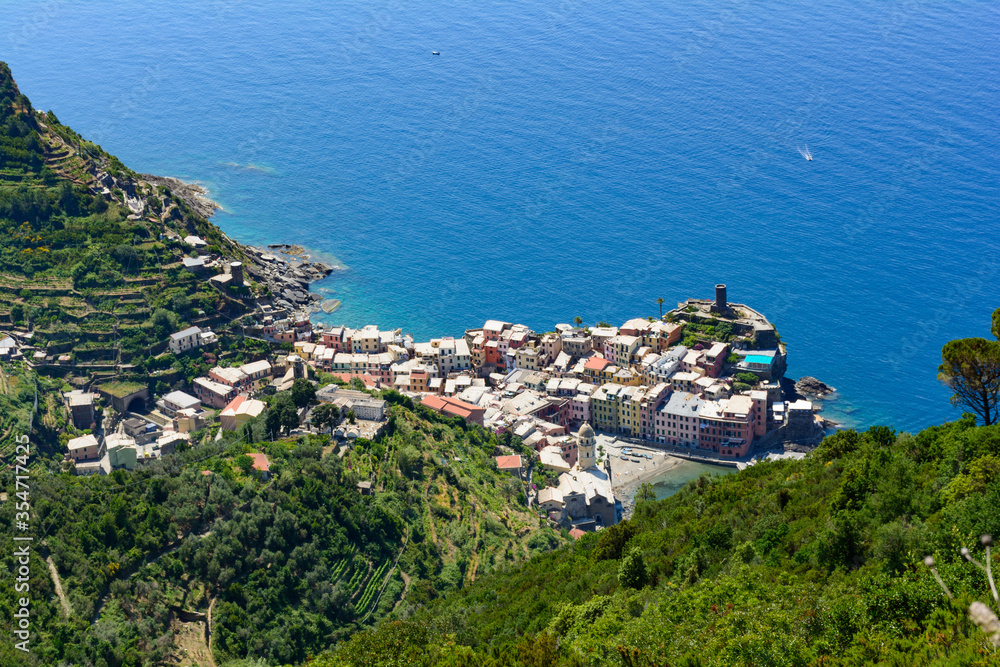 Il borgo marinaro di Vernazza visto da un sentiero sulla costa (Cinque Terre, Liguria, Italia)