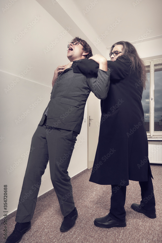 Drug smuggler attacked by his cheated client in empty apartment Drug smuggler attacked by his cheated client in empty apartment