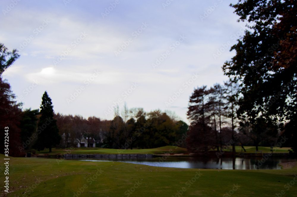 Obraz premium An autumn sunset on the golf court