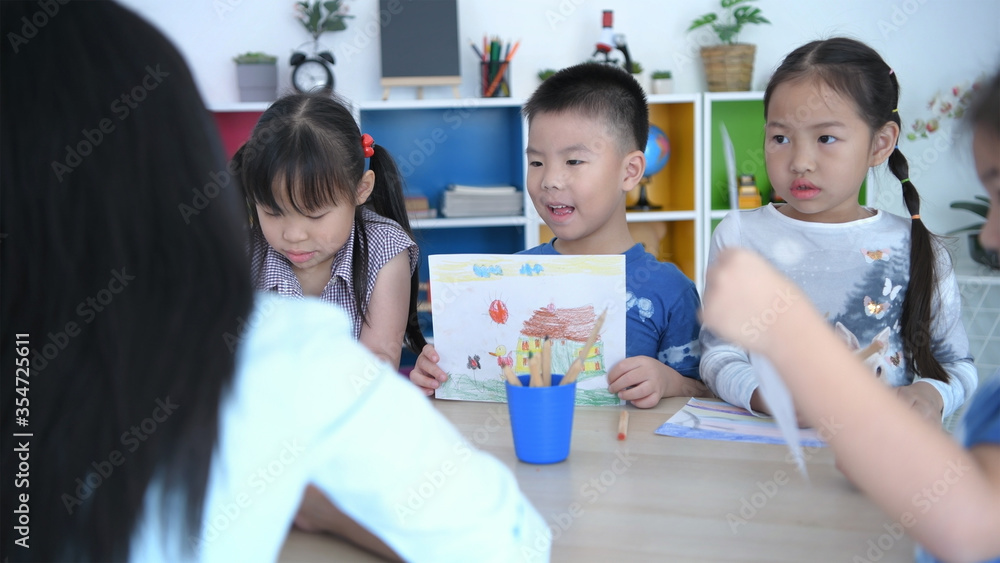 Educational concepts. The children are presenting the drawing to friends and teachers to listen in the classroom. 4k Resolution. Educational concepts. The children are presenting the drawing to friends and teachers to listen in the classroom. 4k Resolution.
