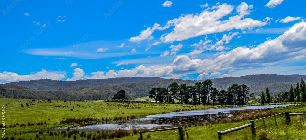 Incroyable paysage avec montagne et étang en Tasmanie