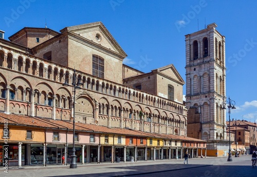Ferrara sklepy przy katedrze