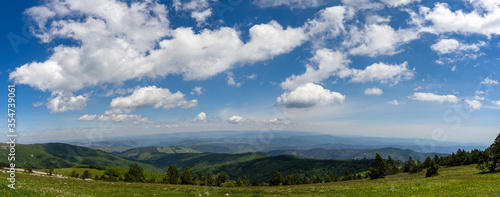 Panorama pris d'un sommet de montagne des nuages dans le ciel