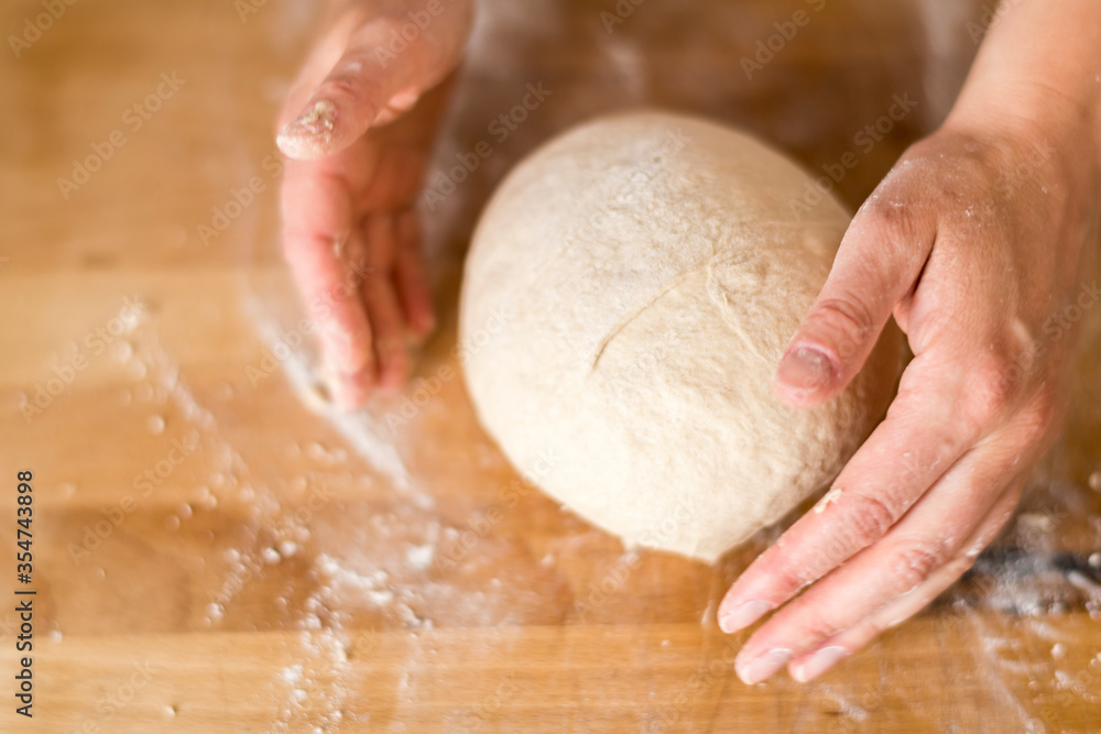 Selbstgemachter Teig, Brot backen, Teig wird geknetet Selbstgemachter Teig, Brot backen, Teig wird geknetet