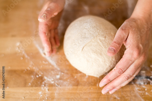 Selbstgemachter Teig, Brot backen, Teig wird geknetet