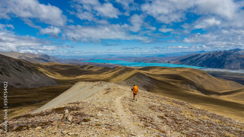 Canvastavla hiking in the mountains with view on a lake