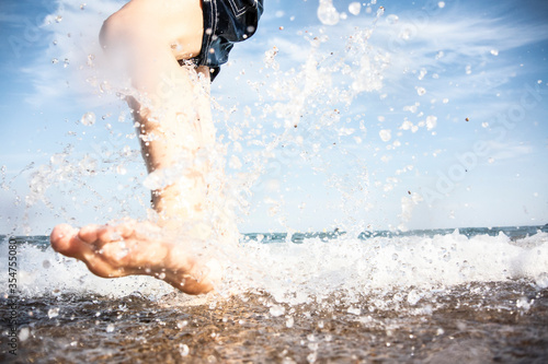 Enfant jouant dans les vagues