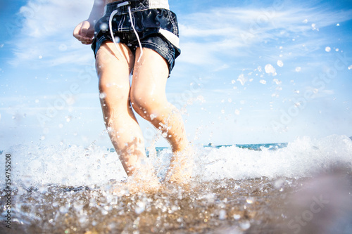 Enfant jouant dans les vagues