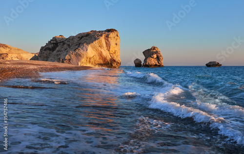 Foto Sunset Aphrodites rock Romiou in Cyprus, Pafos Aphrodite rock Cyprus in soft eve
