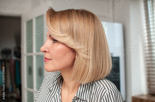 Bobcare haircut to shoulders on a woman with blond hair