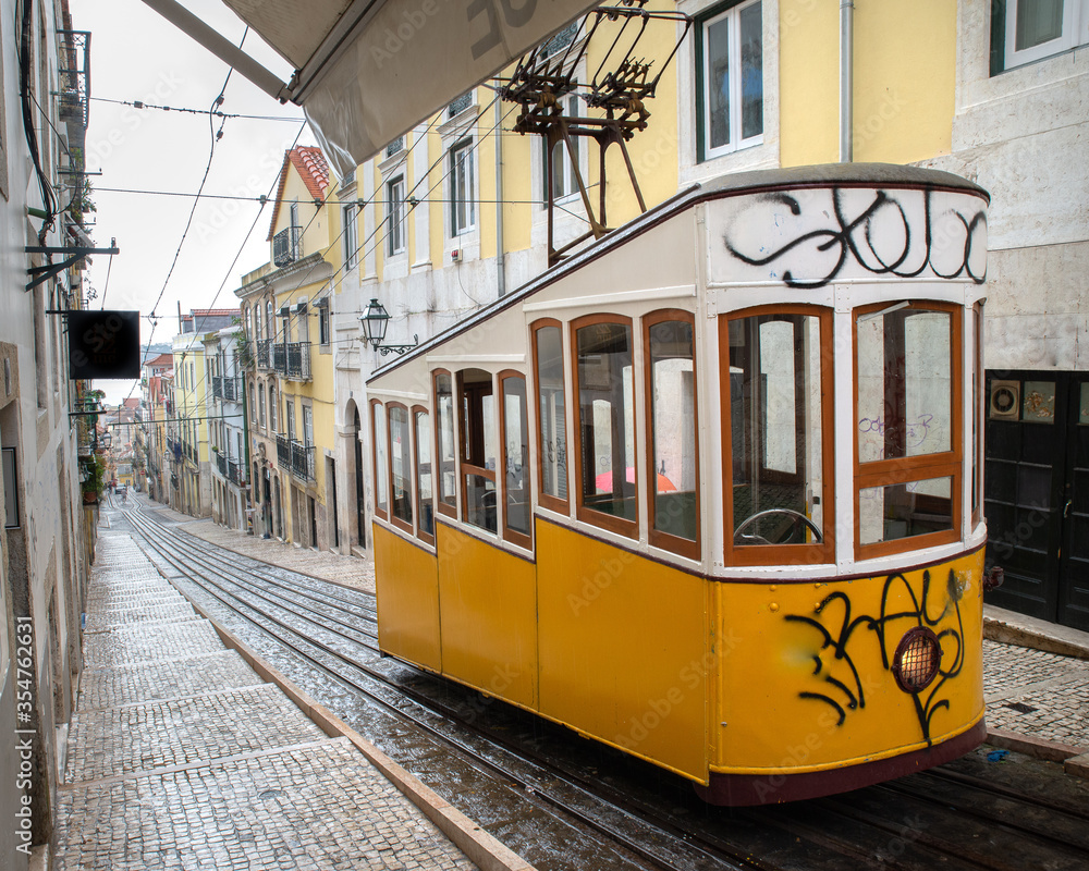 Lisbon single tram