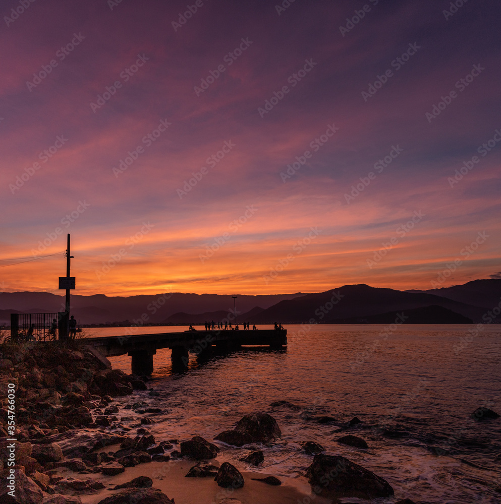 Obraz premium Sunset sky over the pier