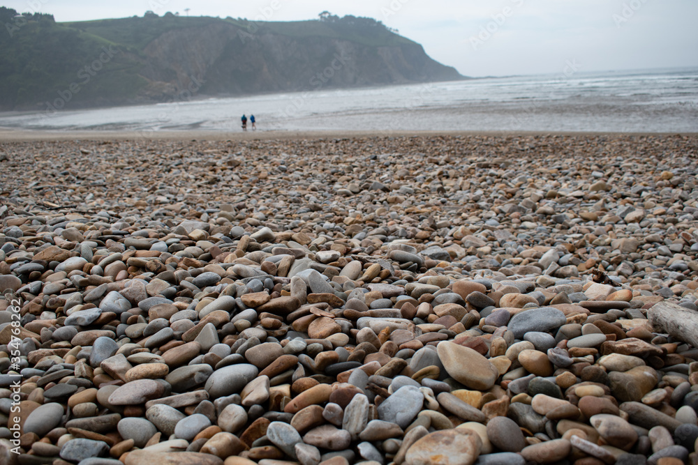 playa de rocas con acantilado al fondo playa de rocas con acantilado al fondo
