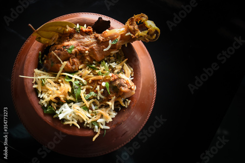 Foto Hindustani Chicken Biryani in earthen pot