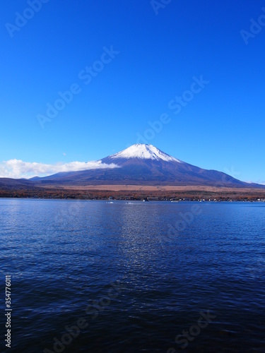 Blue sky and Mt.Fuji at lake Yamanaka © guillaume