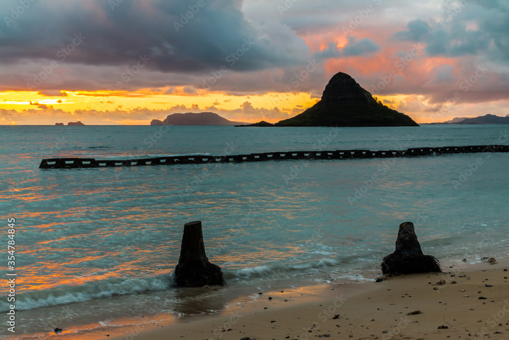 Sunrise Mokolii Island aka Chinaman's Hat on Kāne'ohe Bay,  Kualoa Point State Recreation Area,Oahu, Hawaii, USA