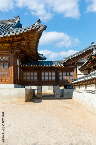 Traditional Korean architecture at Gyeongbokgung Palace in Seoul, South Korea. © YOUSUK