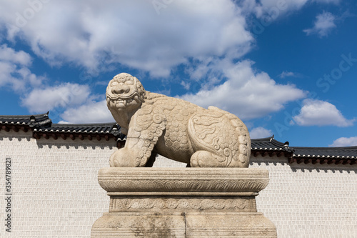 Foto Haetae Stone Statue, a legendary animal protecting Gyeongbokgung Palace in Korea