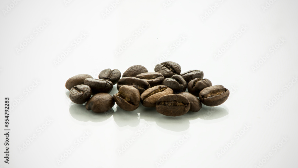 COFFEE BEANS ON A WHITE BACKGROUND COFFEE BEANS ON A WHITE BACKGROUND