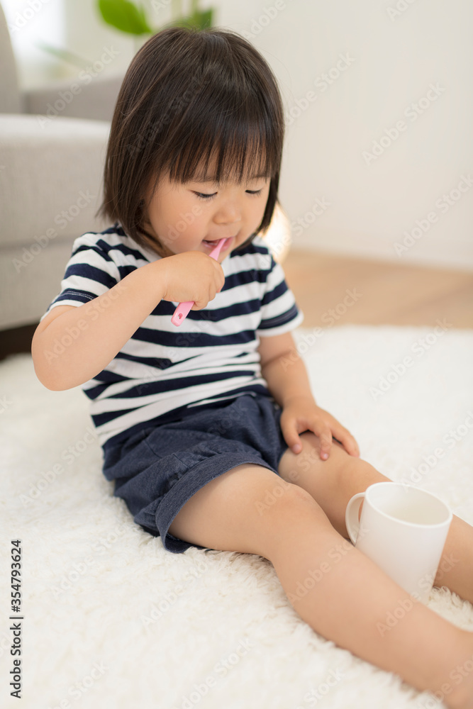 自分で歯磨きをする女の子 自分で歯磨きをする女の子