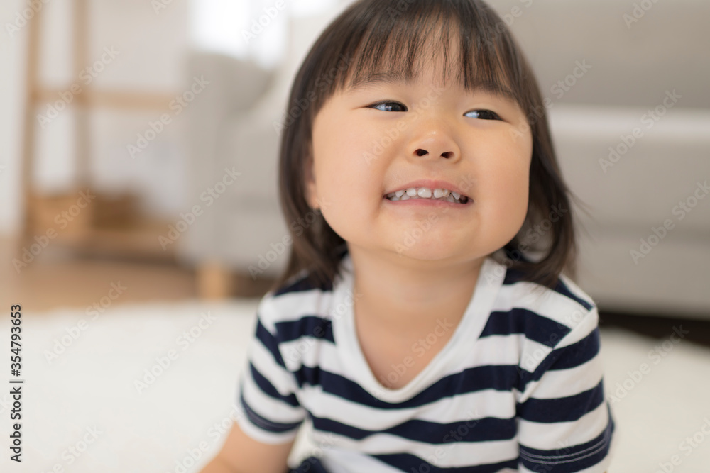 「いー」の口で歯を見せている女の子 「いー」の口で歯を見せている女の子