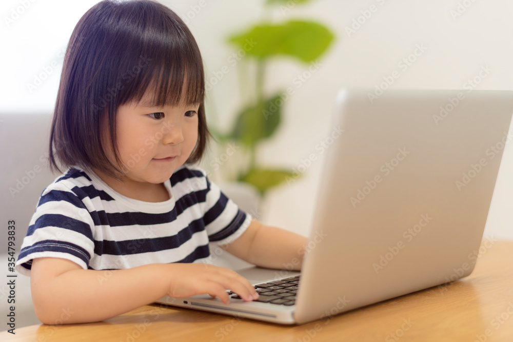 パソコンを使って遊ぶ女の子 パソコンを使って遊ぶ女の子