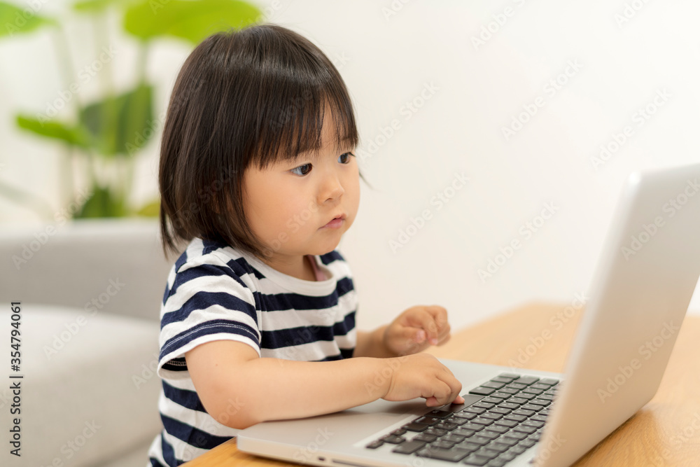 パソコンを使って遊ぶ女の子 パソコンを使って遊ぶ女の子