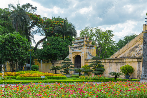 Foto Doan Mon Gate and gardens at Imperial Citadel of Thang Long