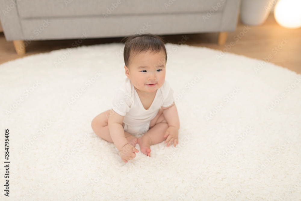 自分でお座りする8ヶ月の赤ちゃん