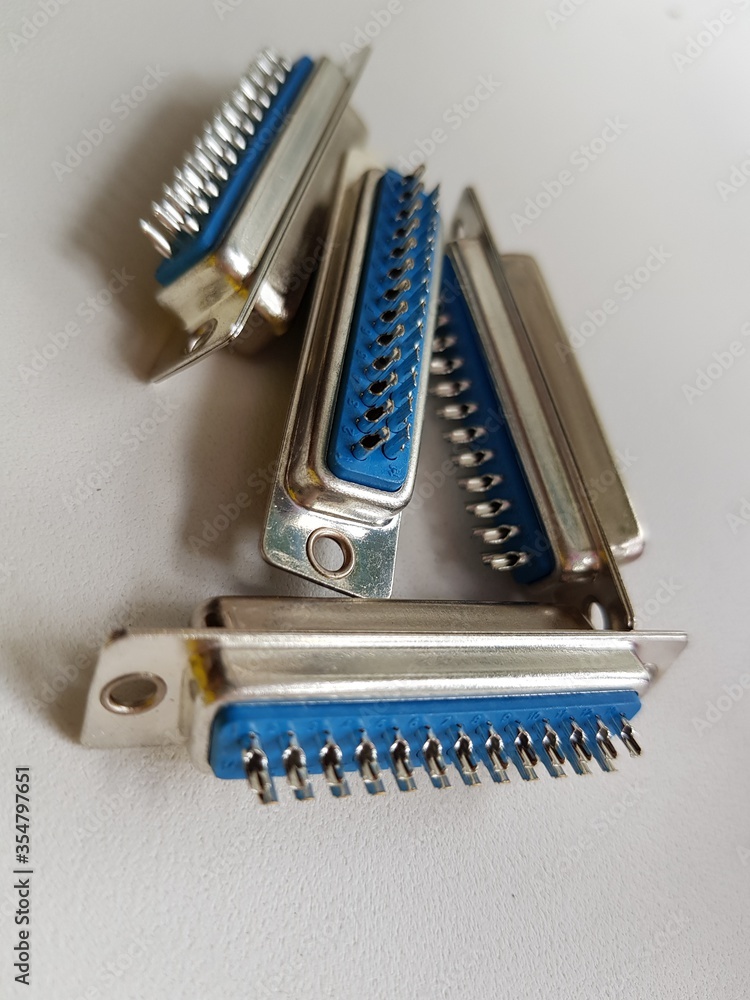 Plug for soldering to an electronic microcircuit Plug for soldering to an electronic microcircuit
