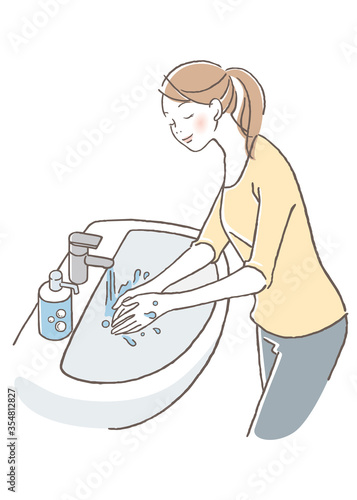 目をつむり手を洗う女性