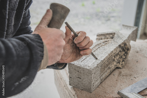 Artisan tailleur de pierres en Auvergne